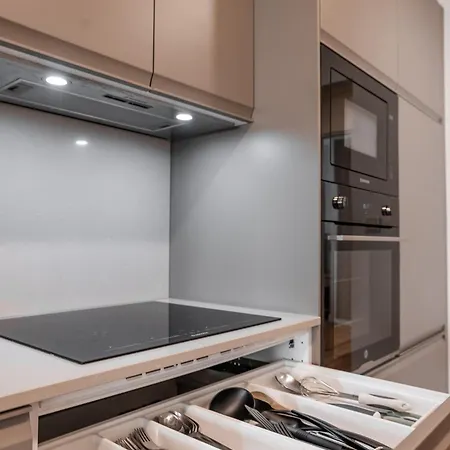C1 Modern & Bright! Charming With 2 Bedrooms In Bairro Alto, Downtown Apartment