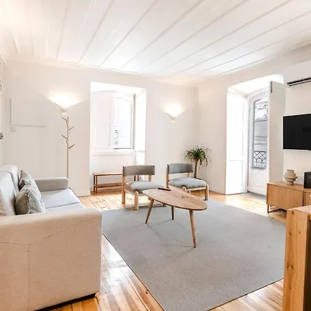 C1 Modern & Bright! Charming With 2 Bedrooms In Bairro Alto, Downtown Apartment