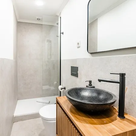 C1 Modern & Bright! Charming Apartment With 2 Bedrooms In Bairro Alto, Lisbon Downtown